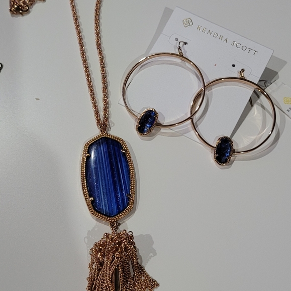 New Kendra Scott Necklace & Hoop Earring Set in Rose Gold Navy Dusted Glass Blue - Picture 5 of 11